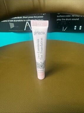 Girlactik 2-in-1 Luminous Tint Foundation -  f4 medium